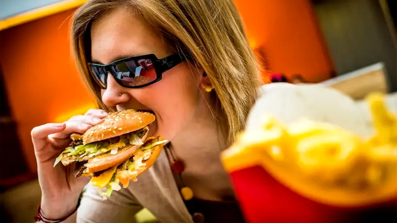 Mulți români fac GREȘEALA aceasta! Ce se întâmplă dacă mănânci zilnic de la McDonald's