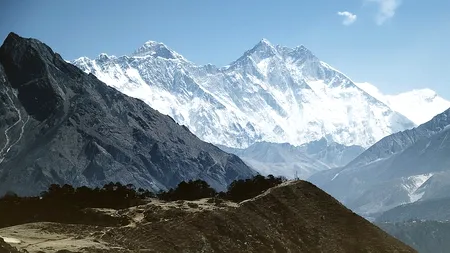 Un alpinist britanic ESCALADEAZĂ Everestul pentru a 19-a oară