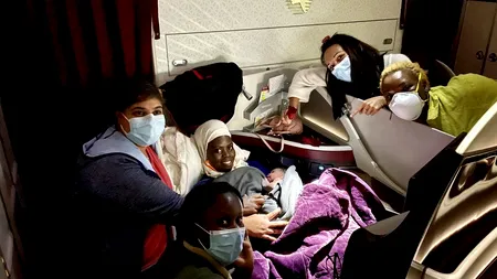 O fetiţă s-a născut într-un avion care zbura către Uganda. Cine a ajutat-o pe mamă să o aducă pe lume pe „Miracle Aisha”