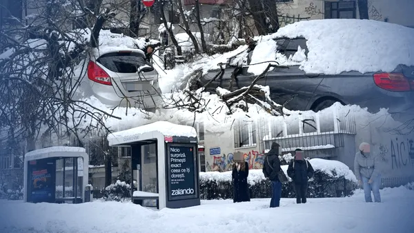 Bucureștenii, lăsați să se descurce singuri în fața viscolului. Stații inaccesibile și pagube în lanț după ninsoare