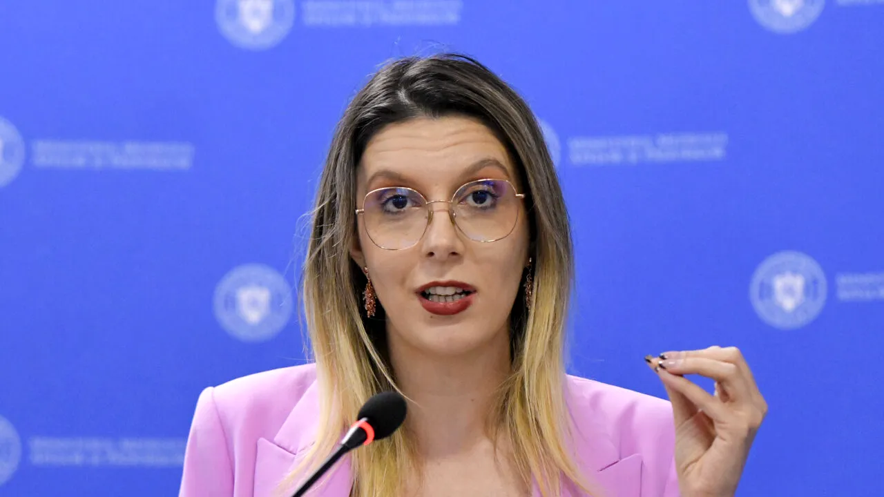 Diana Buzoianu a reacționat după protestul organizat de sindicaliştii de la Apele Române: ”Nu putem crește salariile pentru mii de oameni care adună praful de pe hârtii”