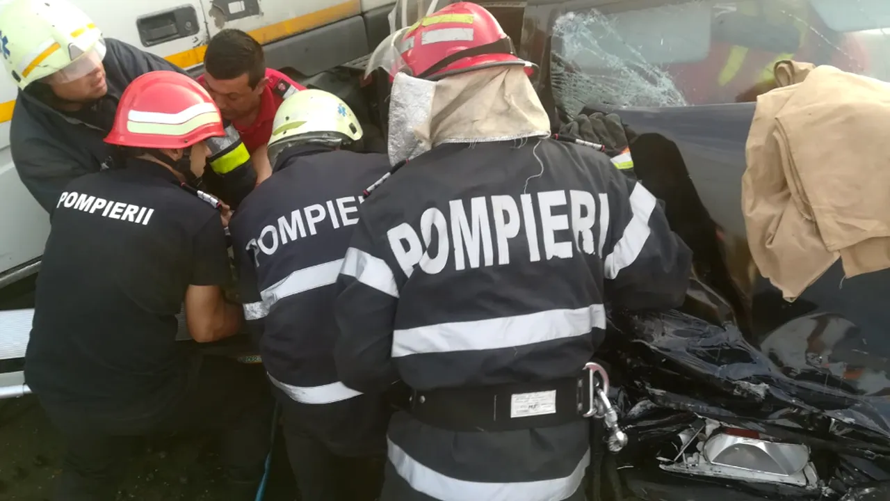 Două persoane au fost rănite grav în urma impactului dintre un TIR  și un autoturism