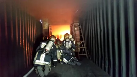 EXCLUSIV. Locul în care pompierii români învață să lupte cu flăcările uriașe. Temperaturile depășesc peste 1.000 de grade Celsius și pe fundal se aud plânsete de copii