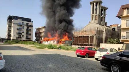 UPDATE - FOTO - VIDEO / Incendiu violent la o biserică din Constanța. 11 apartamente din blocul alăturat au fost afectate de flăcări