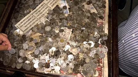 Monede ce au fost aruncate peste sângele revoluționarilor din 1989, sfințite în Pasajul Universității - VIDEO