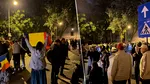 A 20-a noapte de proteste în fața Arestului Central, unde este închis Călin Georgescu. Sunt prezenți 150 de susținători
