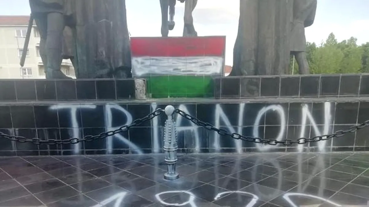 Patru adolescenți, cercetaţi pentru vandalizarea statuii lui Mihai Viteazul din Sfântu Gheorghe