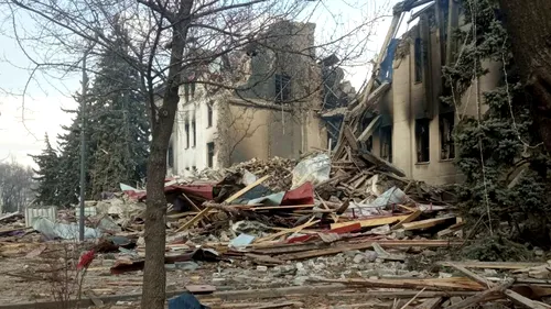 Aproximativ 600 de civili au fost uciși în bombardamentele de la teatrul din Mariupol, arată o investigație a Associated Press