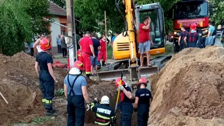 Două persoane au fost prinse sub un mal de pământ, în Timiș. Una dintre victime este în stare gravă (FOTO-VIDEO)