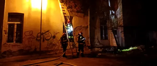 FOTO-VIDEO | Incendiu violent: O sală de sport din centrul orașului Alba Iulia s-a făcut scrum / Pompierii au reușit să salveze Tribunalul