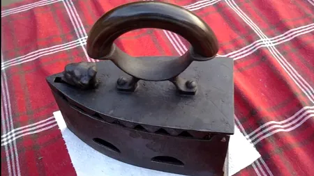 Cu cât se vinde pe OLX un fier de călcat din vremea bunicilor. Se încălzea cu ajutorul cărbunilor