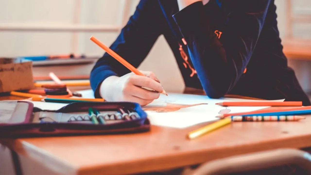 Franța închide 80 de școli din cauza creșterii cazurilor de COVID-19