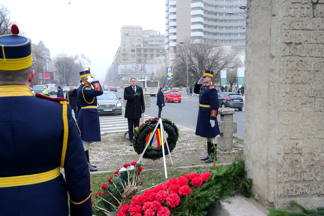 Preşedintele Iohannis a depus o coroană de flori în memoria victimelor Revoluţiei din 1989. / Sursa foto: Facebook Klaus Iohannis