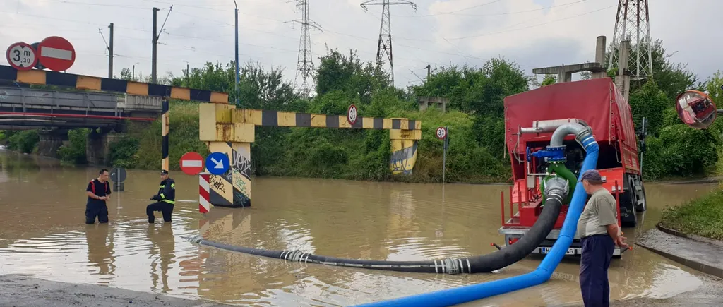 Inundații de proporții la Brașov. Mai multe persoane au rămas blocate în apă | VIDEO
