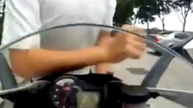 VIDEO - Cel mai penibil escroc. Sare în fața unei motociclete pentru a primi bani, însă are o surpriză