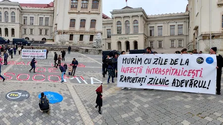 PROTEST emoționant în centrul Iașiului, după tragedia celor 7 copii, de la Spitalul de Pediatrie. Oamenii vor transparență: 