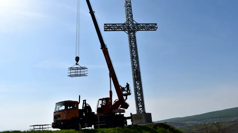 Satul lui Eminescu are de acum un nou monument. O cruce gigant în valoare de 400.000 de lei a fost instalată la Ipotești