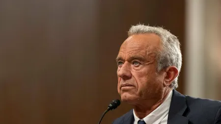 BOALA din cauza căreia Robert F. Kennedy Jr. vorbește „ciudat”. Este o afecțiune întâlnită foarte rar / „Nu mă pot asculta când vorbesc”