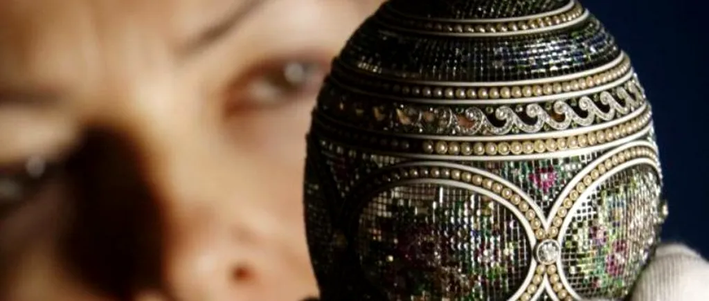 GALERIE FOTO. Un ou FabergÃ© încrustat cu diamante și rubine, vedeta unei expoziții în Scoția