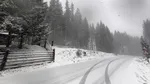 Ninge în zonele montane din Suceava și alte două județe. Drumarii intervin cu mai multe utilaje pe șoselele acoperite de zăpadă 