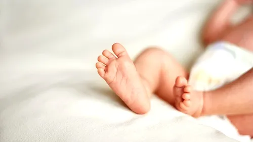 O fetiță de două luni și jumătate a murit după ce s-a infectat cu coronavirus. Bebelușul avea o malformație cardiacă