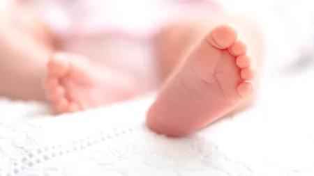 Bebeluș mort după ce mama sa, o adolescentă de 16 ani, l-a născut acasă 