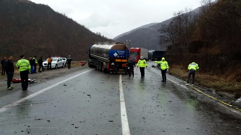 Anunț pentru șoferi: Traficul este blocat pe Valea Oltului, după ce un tir și două mașini s-au ciocnit. Bilanț: 4 răniți