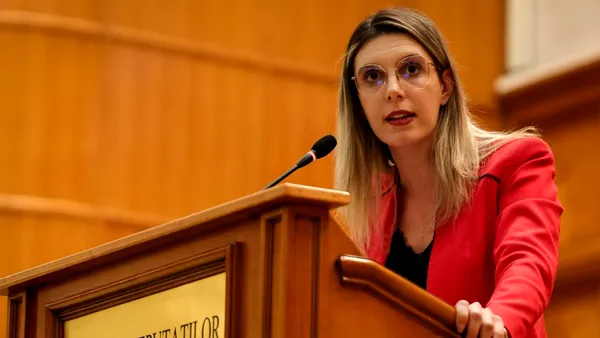 Diana Buzoianu, huiduită în Parlament. Ministrul dă explicații în cazul celor 100.000 de oameni rămași fără apă. Deputată: „Vă trăznește Dumnezeu!”