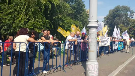 Sindicaliștii din industria de apărare protestează în Piața Victoriei. Care sunt revendicările protestatarilor