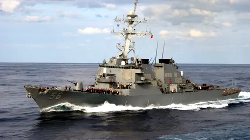 Peripețiile prin care a trecut marina americană pentru a „ascunde o navă de război, pe care Donald Trump nu trebuia să o vadă