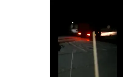 Asfaltări pe ninsoare într-o comună din Bistrița Năsăud / Primarul: Constructorul și-a asumat lucrările - VIDEO