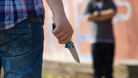 Atac cu CUȚITUL la un liceu din Otopeni. Agresorul, un elev de clasa a VI-a. Înainte a cerut ajutor, dar nimeni nu l-a auzit. De la ce a plecat totul