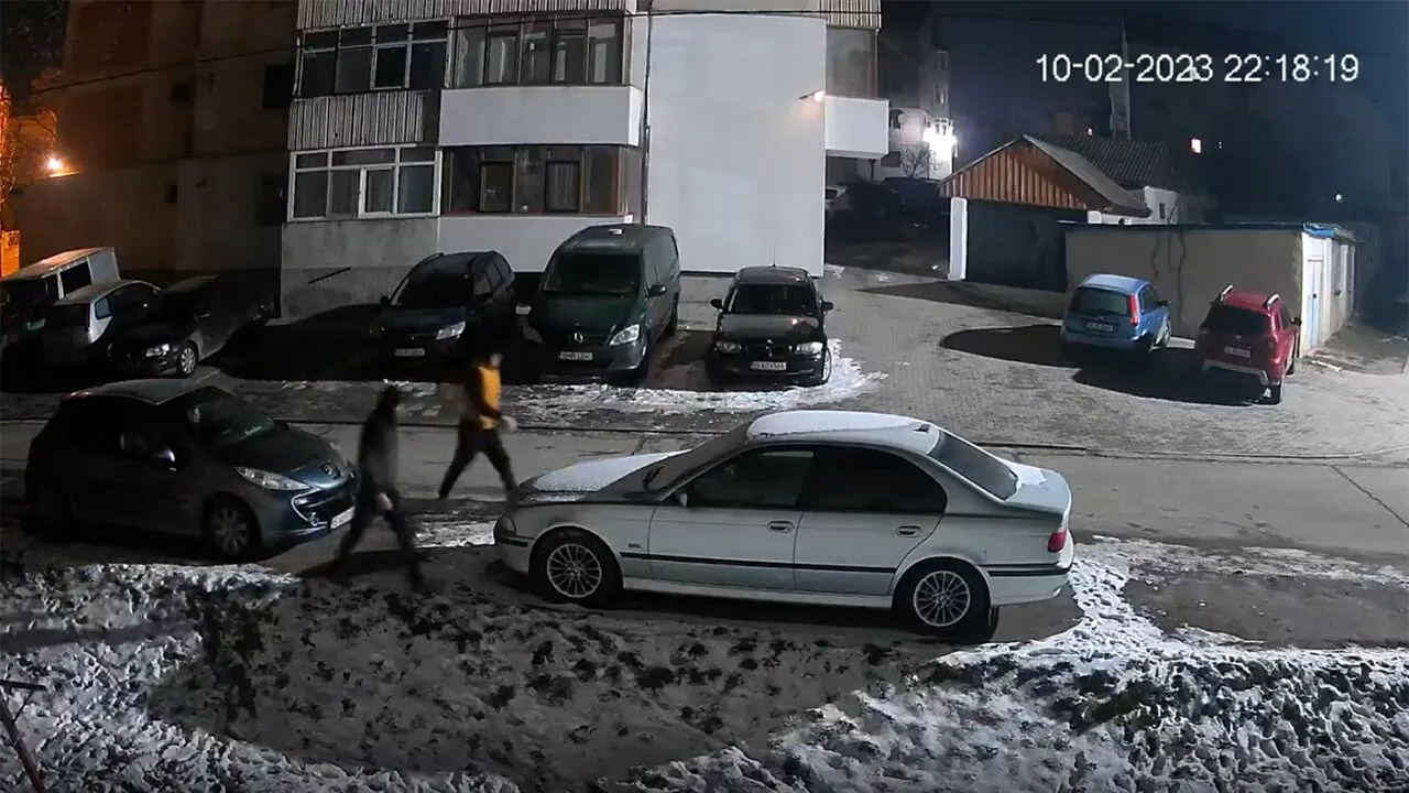 Ce au făcut acești doi tineri, la ora 22:18, într-o PARCARE din Iași! Credeau că nimeni nu-i vede, dar au fost filmați de camerele de supraveghere