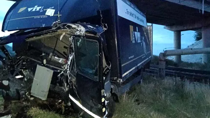 Brăila: Un camion a CĂZUT de pe un pod direct pe calea ferată / Șoferul, dus de urgență la spital / Circulația trenurilor este blocată