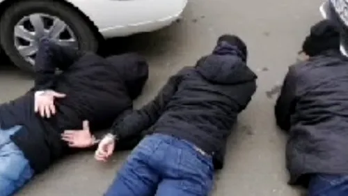 Polițiști falși, prinși în flagrant pe străzile Capitalei în timp ce încercau să păcălească cetățeni străini - VIDEO 