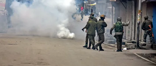 PROTESTE violente în Kashmirul indian. Sute de manifestanți s-au ciocnit cu forțele de ordine, după ce un profesor A MURIT în arestul poliției
