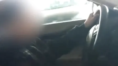 Copil de 14 ani, la volanul unui bolid alături de un bărbat - VIDEO