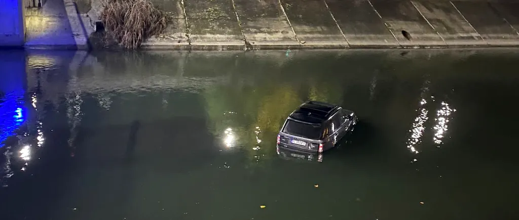 FOTO VIDEO | Un șofer a căzut cu mașina în apă pe Splaiul Unirii din București. Starea bărbatului este bună. El a suferit o ușoară hipotermie