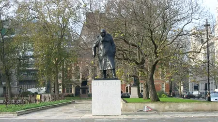 O statuie a lui Gandhi, amplasată la Londra, lângă cea a rivalului său politic, Churchill