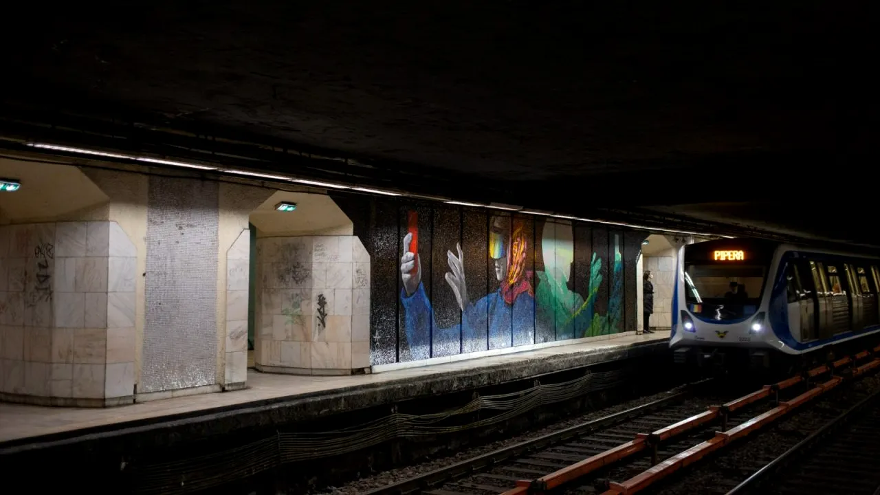 FOTO-VIDEO | „Oraşul M”, proiectul din metroul bucureștean dedicat artelor vizuale. Mai mulți tineri artiști și-au pus amprenta în câteva stații din subteran
