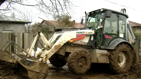 Șofer de BULDOEXCAVATOR, oprit de polițiști cu focuri de armă/A intrat cu utilajul în grădina de mazăre a unui vecin