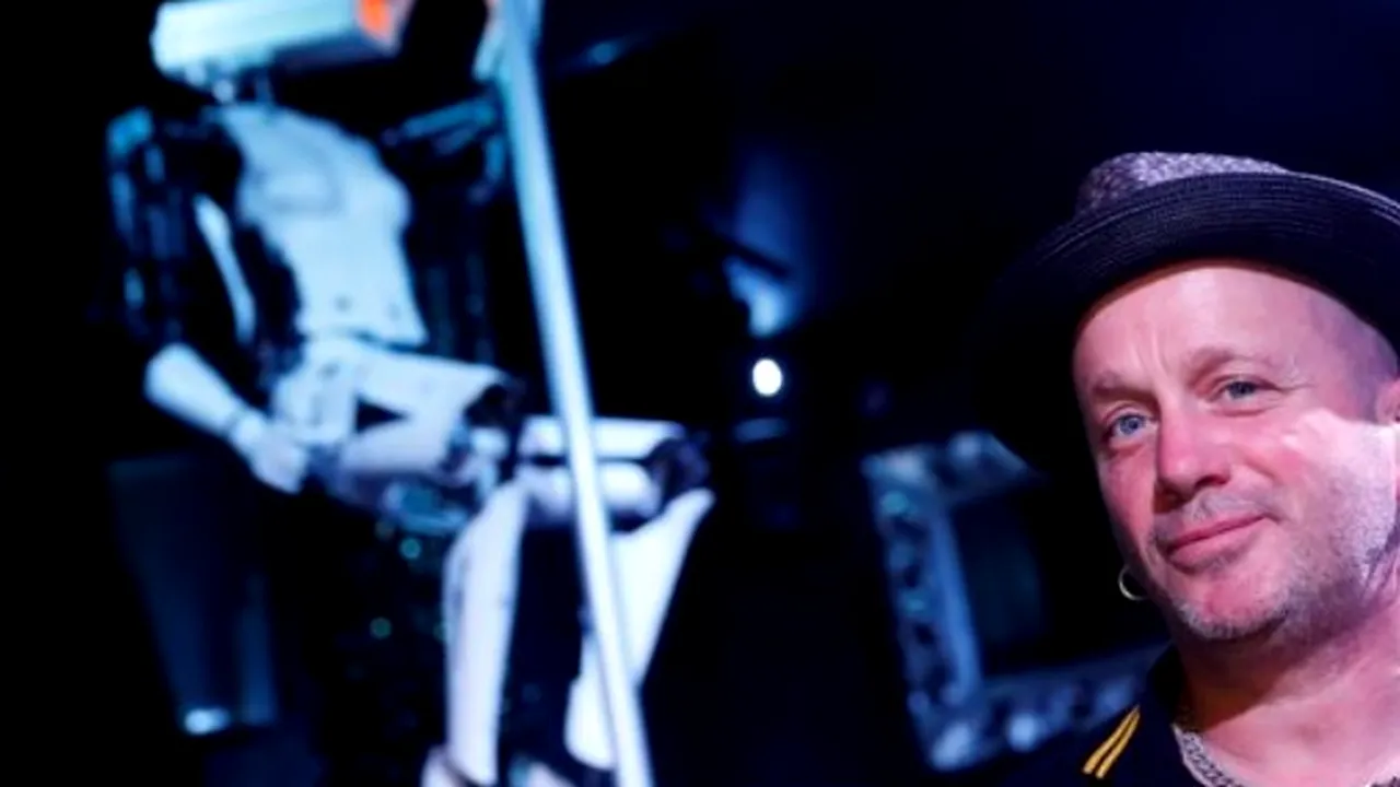 Demers controversat într-un club de dansatoare la bară: Roboți versus oameni / Unii clienți i-ar putea considera „foarte sexy