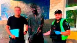 Jaf ca în desenele animate în Ucraina: Un bărbat s-a uns cu smoală pentru a deveni „invizibil” în întuneric şi a sparge un magazin. Cât le-a luat polițiștilor să-l curețe