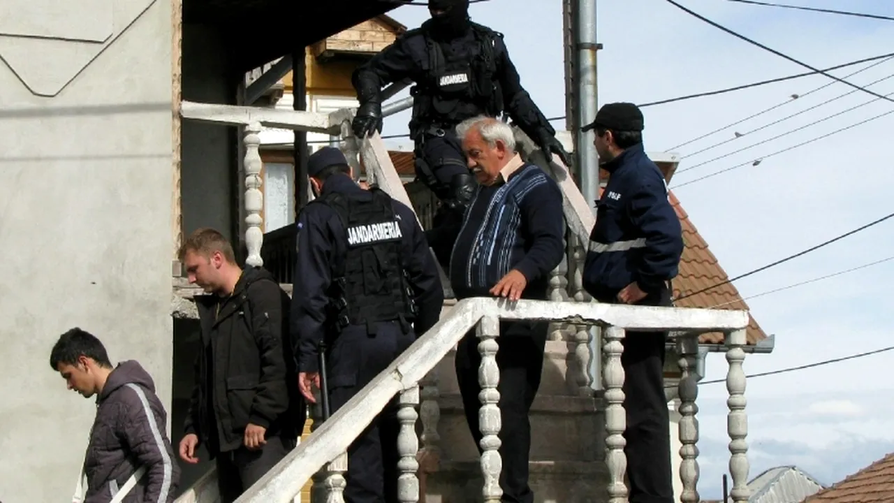 Peste două tone de produse petroliere, ridicate de la locuința unui bărbat suspectat de furt în Olt