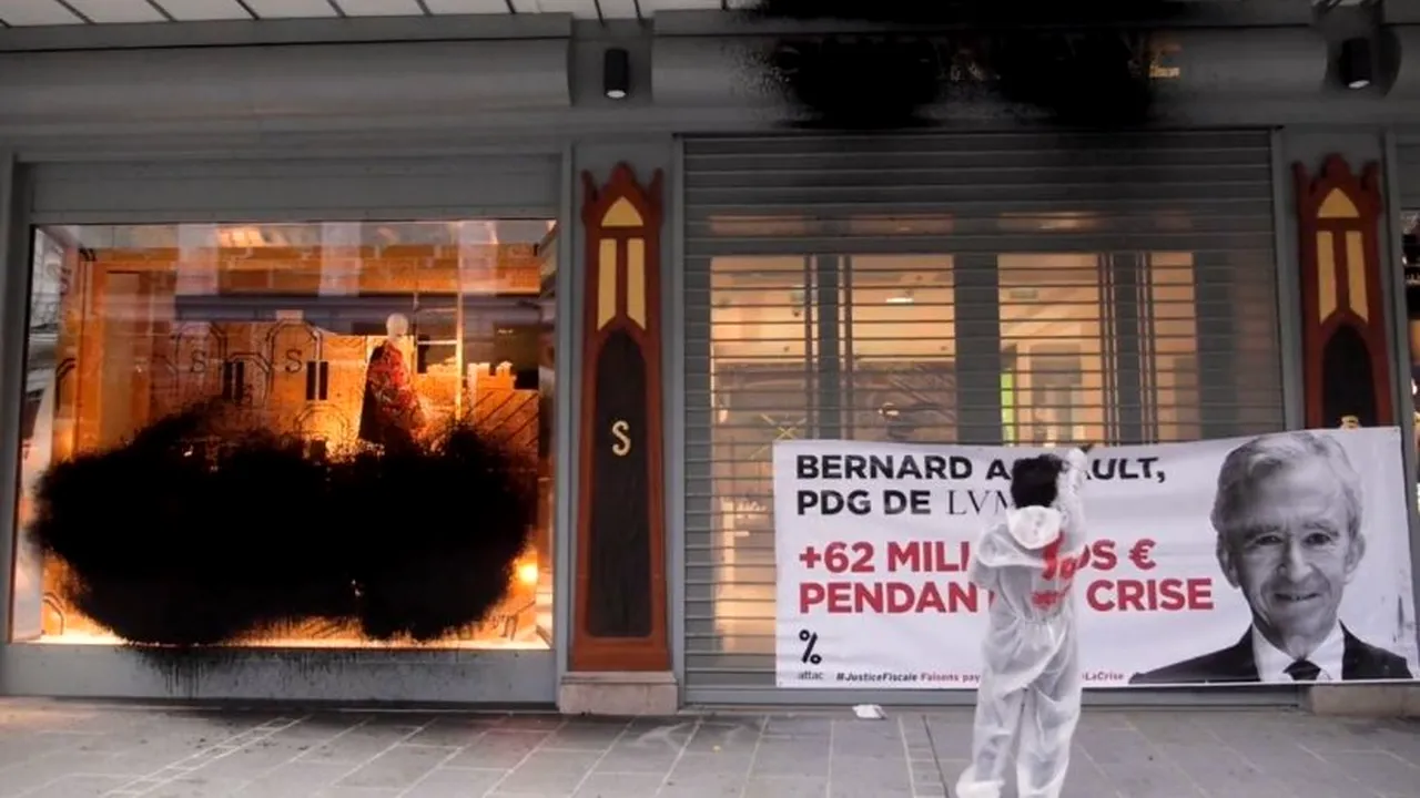 Magazin din centrul Parisului, vandalizat cu vopsea neagră de protestanții anticapitaliști, pe motiv că patronul e prea bogat