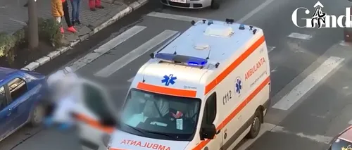 GÂNDUL LIVE. O ambulanță care transporta un pacient infectat cu coronavirus a lovit o femeie chiar pe trecerea de pietoni!