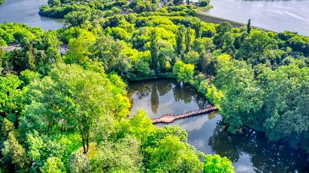 O terasă de pe Domeniul Știrbey a fost denumită după numele fostului dictator al României. Cum ”se apară” conducerea