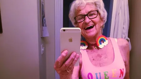 Are 88 de ani, dar stilul său e invidiat de toată lumea. Bătrâna care întoarce privirile oriunde se duce 