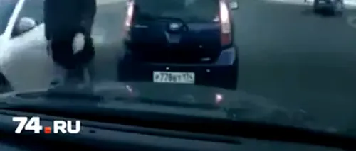 Reacția unui bărbat când vede un șofer aruncând gunoaie pe geam - VIDEO