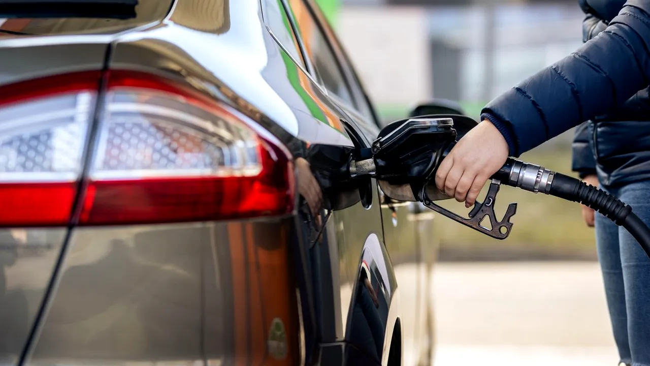 Greșeala pe care o fac mulți români când alimentează mașina cu combustibil. Reparațiile pot costa multe mii de lei